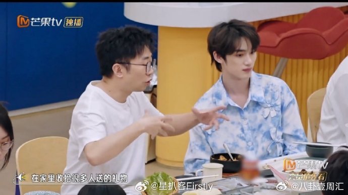 杨迪觉得自己很能吃药我们的宿舍杨迪吞药有多自信，被噎就有多狼狈！自认超会吞药一次