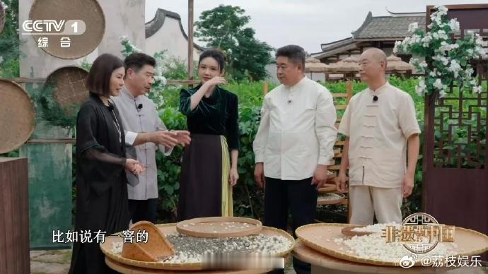 原来茉莉花也是夜猫子 涨知识了！茉莉花是“夜间绽放选手”，窨制工艺跟着熬夜适配，