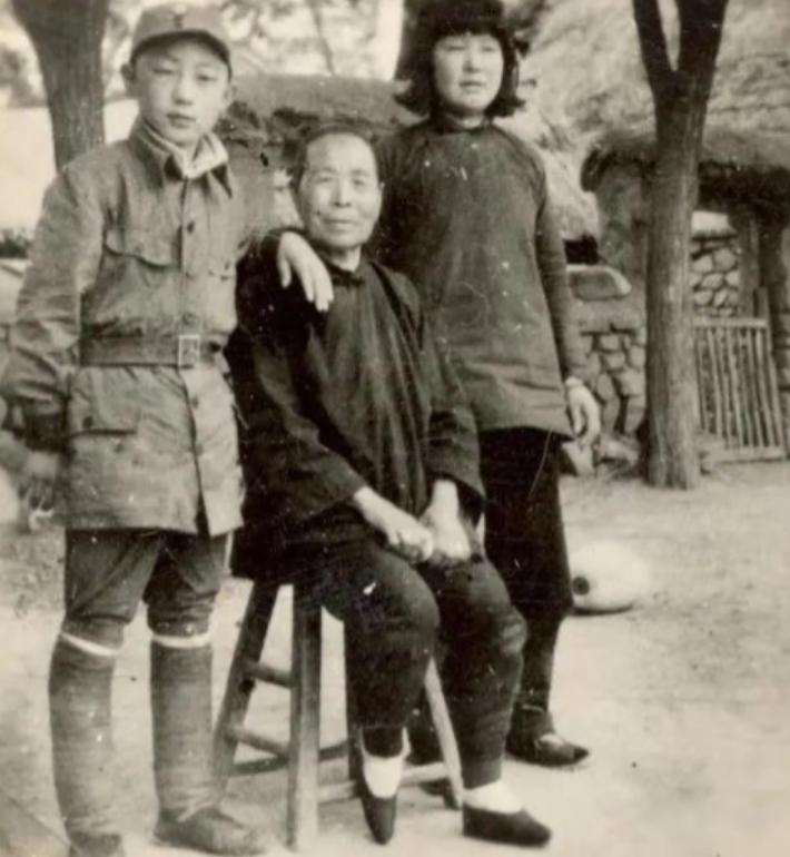 1944年，刘杰英被日军活埋，在敌人走后，村民们都围了上来，却有人发现泥土竟动了