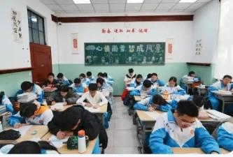 超大初中现象引发的思考

近日，苏州、沈阳等地出现超大额初中的现象登上了热搜。苏