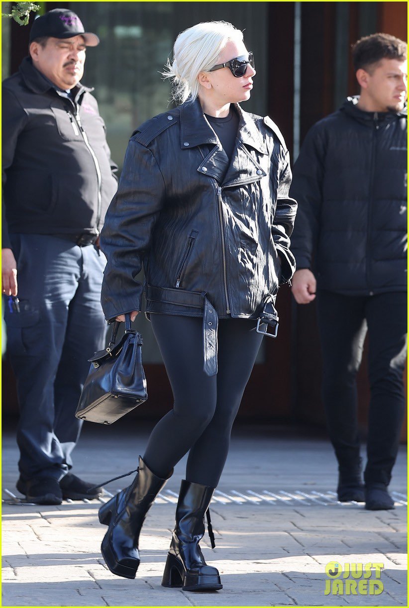 Lady Gaga 今天Malibu街拍，身穿 Acne Studios 机车夹