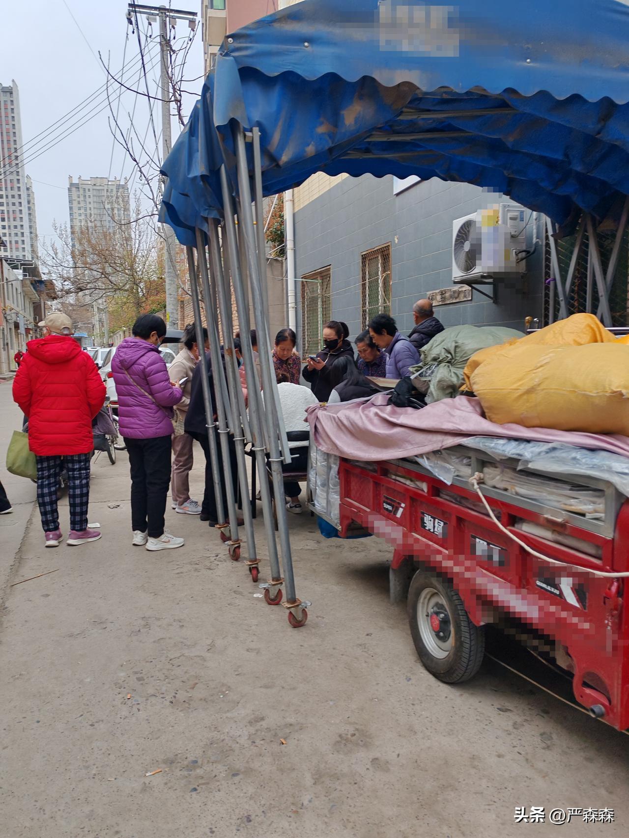 恐怕又是一个想割老年人韭菜的局
3月19日，坐标西安。上午我经过城中村的一条巷子