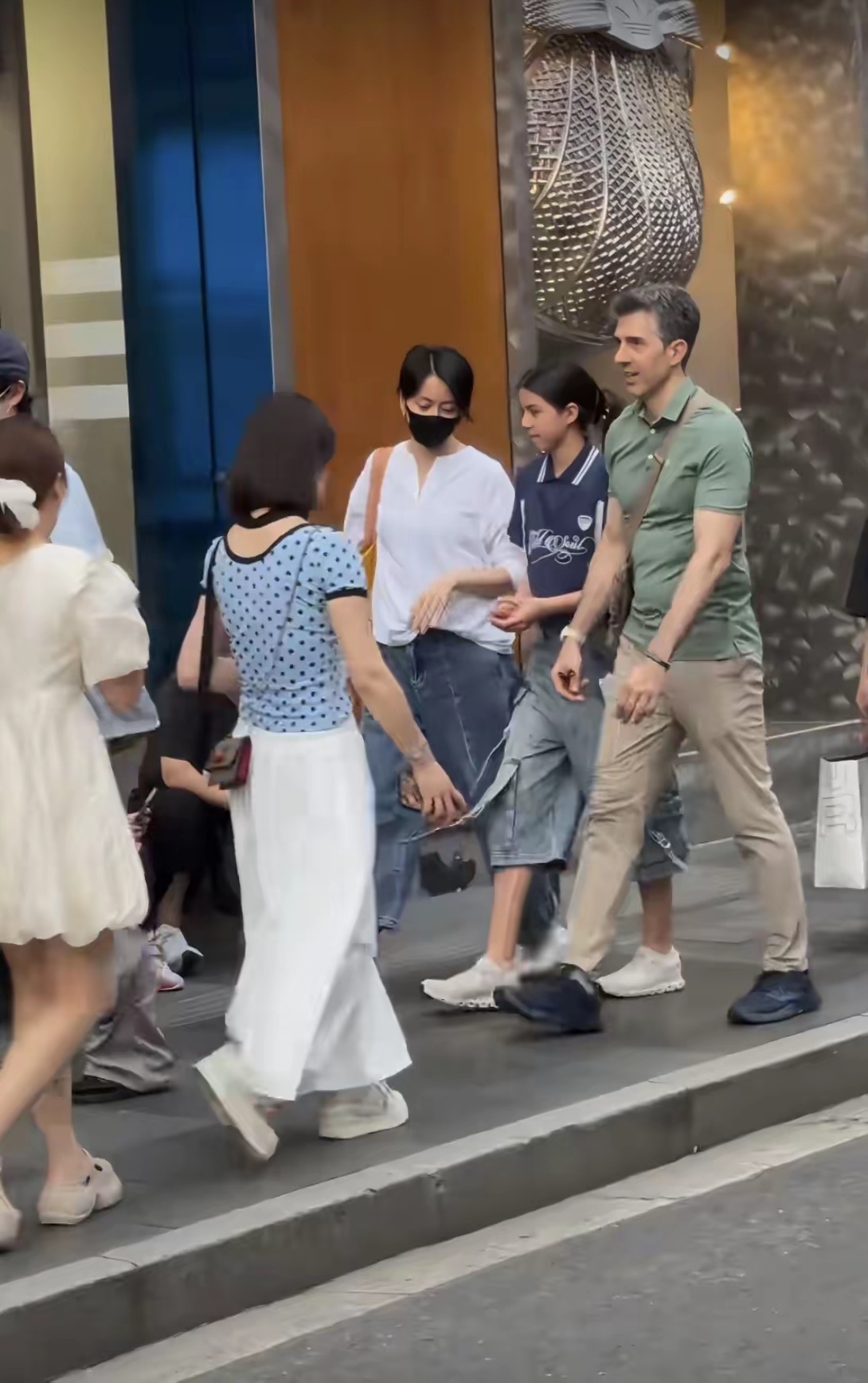 梁咏琪一家三口现身上海，11岁混血女儿身高好高，长得很像爸爸 