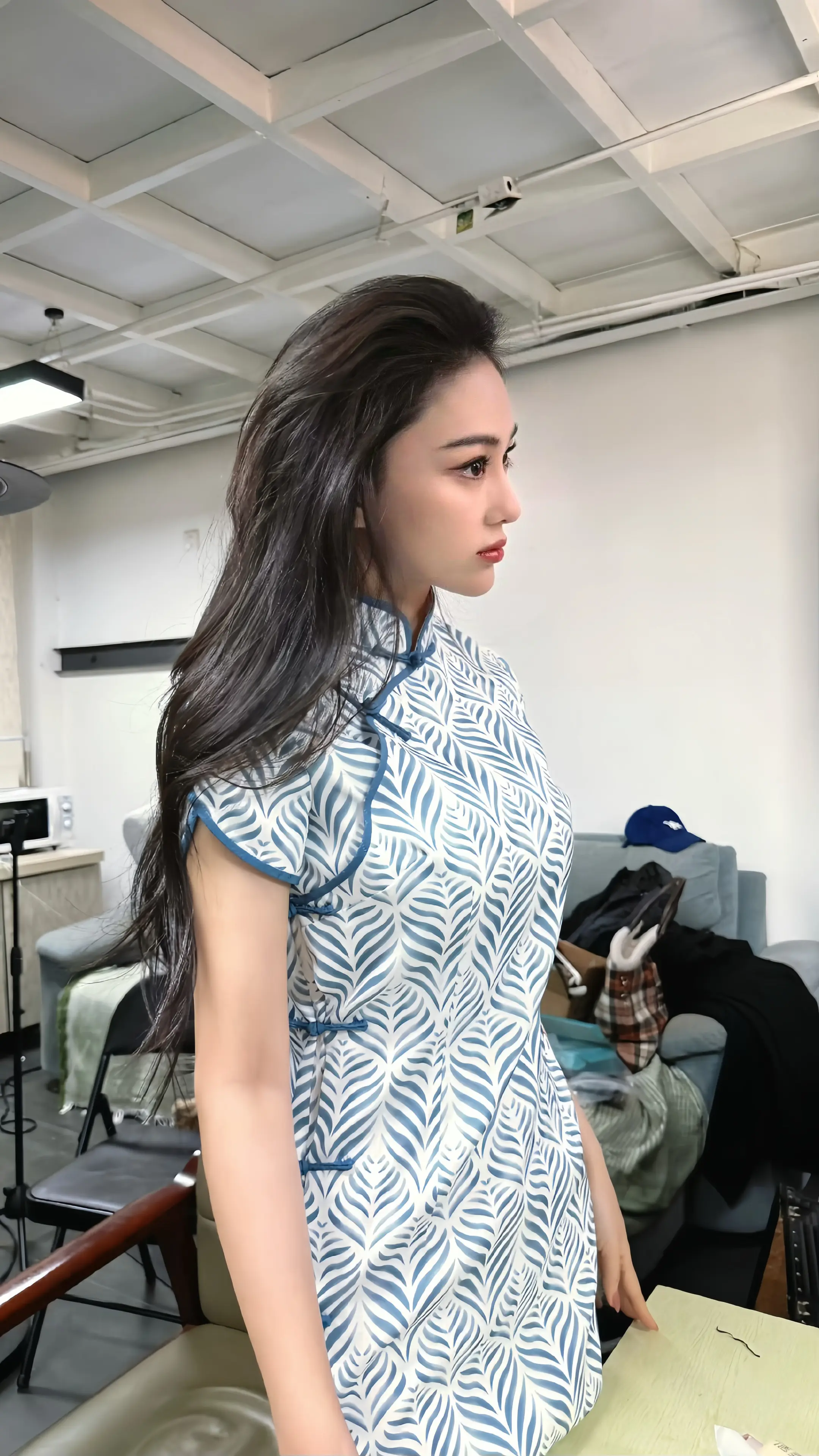 你问西湖水偷走她的几分美。