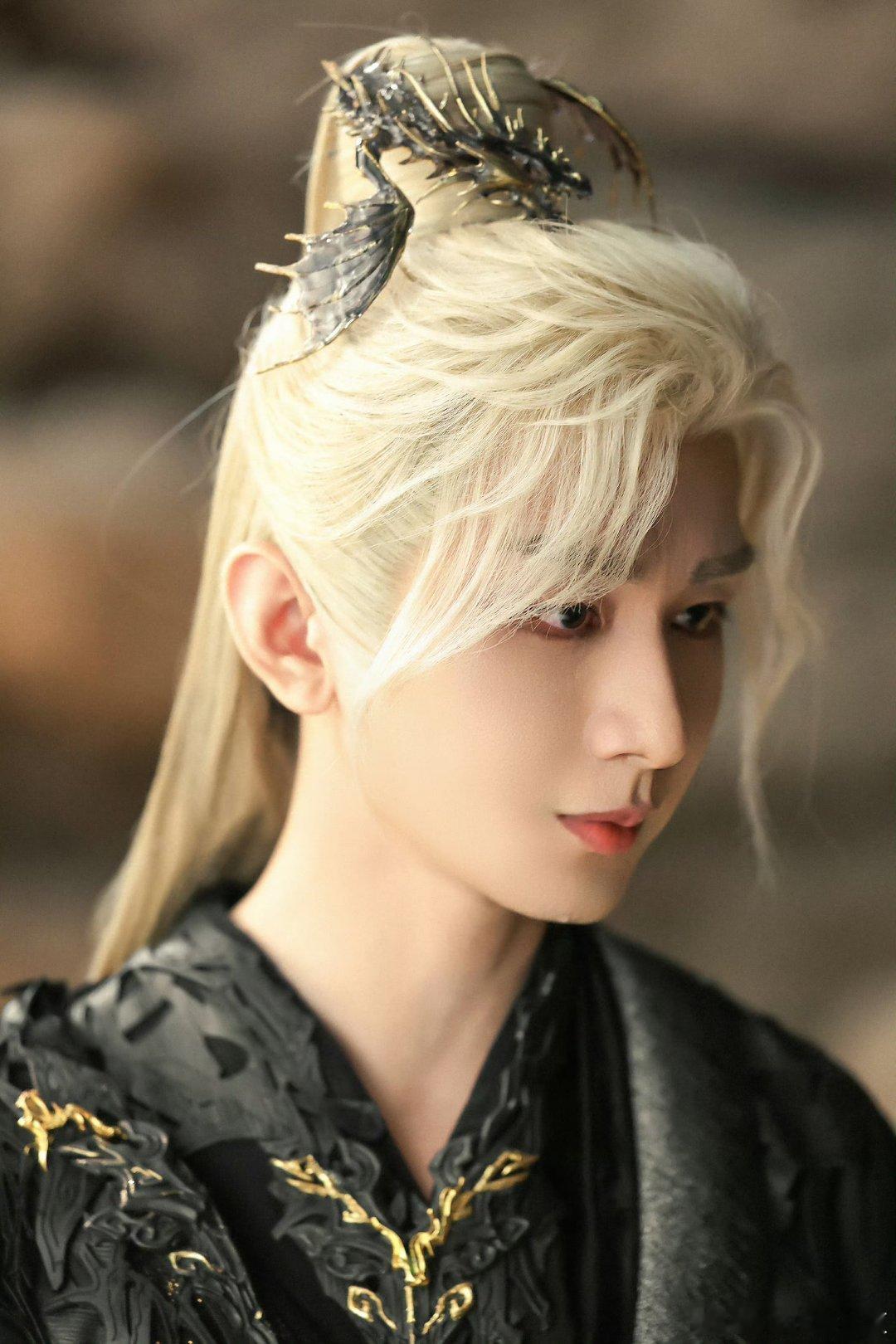 P成毅赴山海cy成毅萧秋水李沉舟肖明明成毅用自己的实力与才华，赢得了业内人士和观