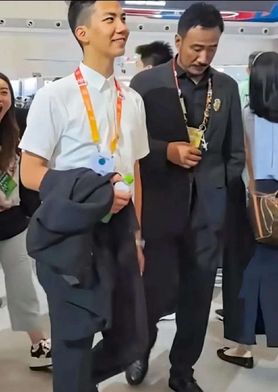 胡军康康同框
现身珠海看中国航展
小时候吵着要开战斗机的男孩长大了
又帅又高，都