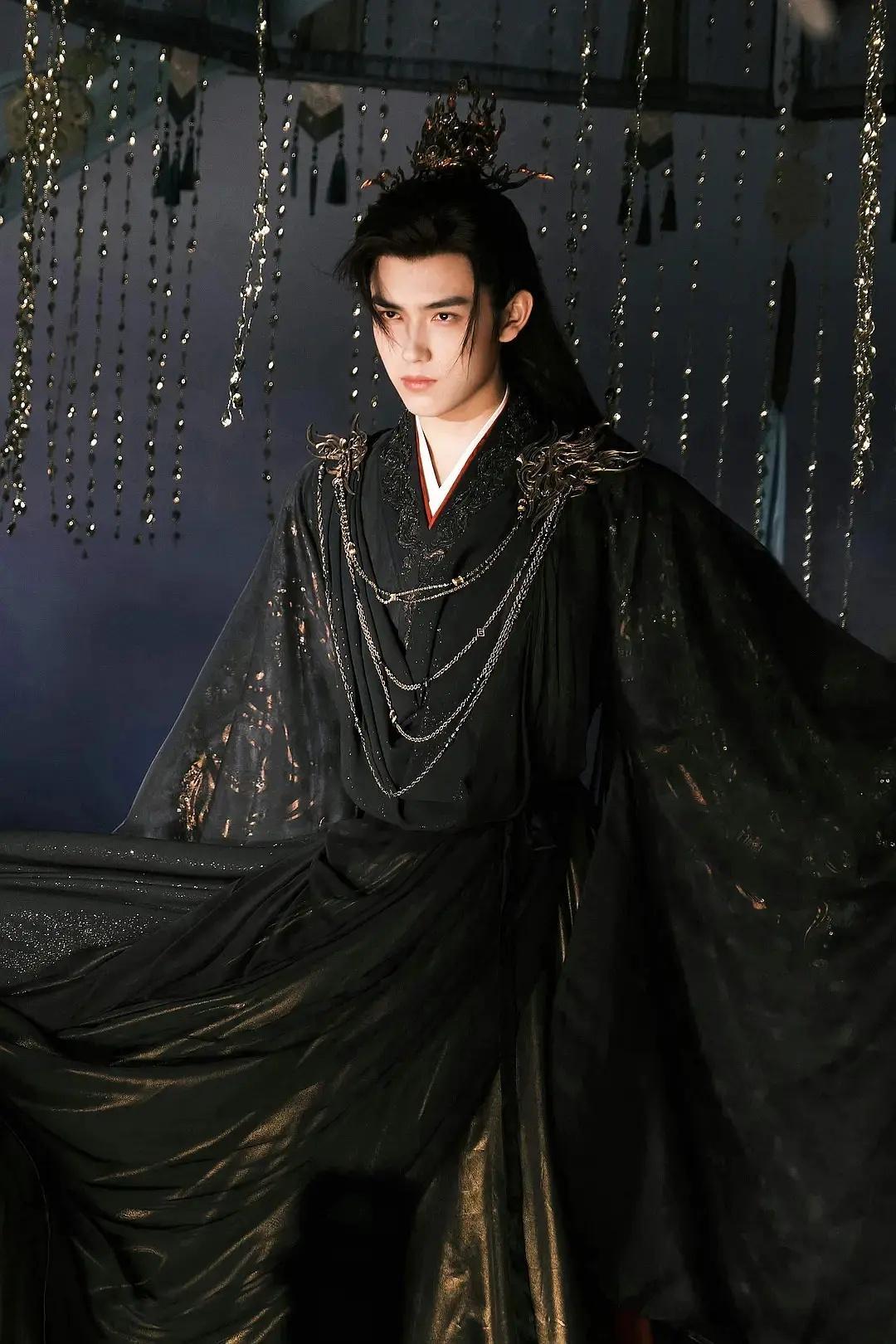 看了献鱼杀青特辑还有一些新剧路透，抛开别的不谈，陈飞宇这张脸真是对得起内娱古偶了