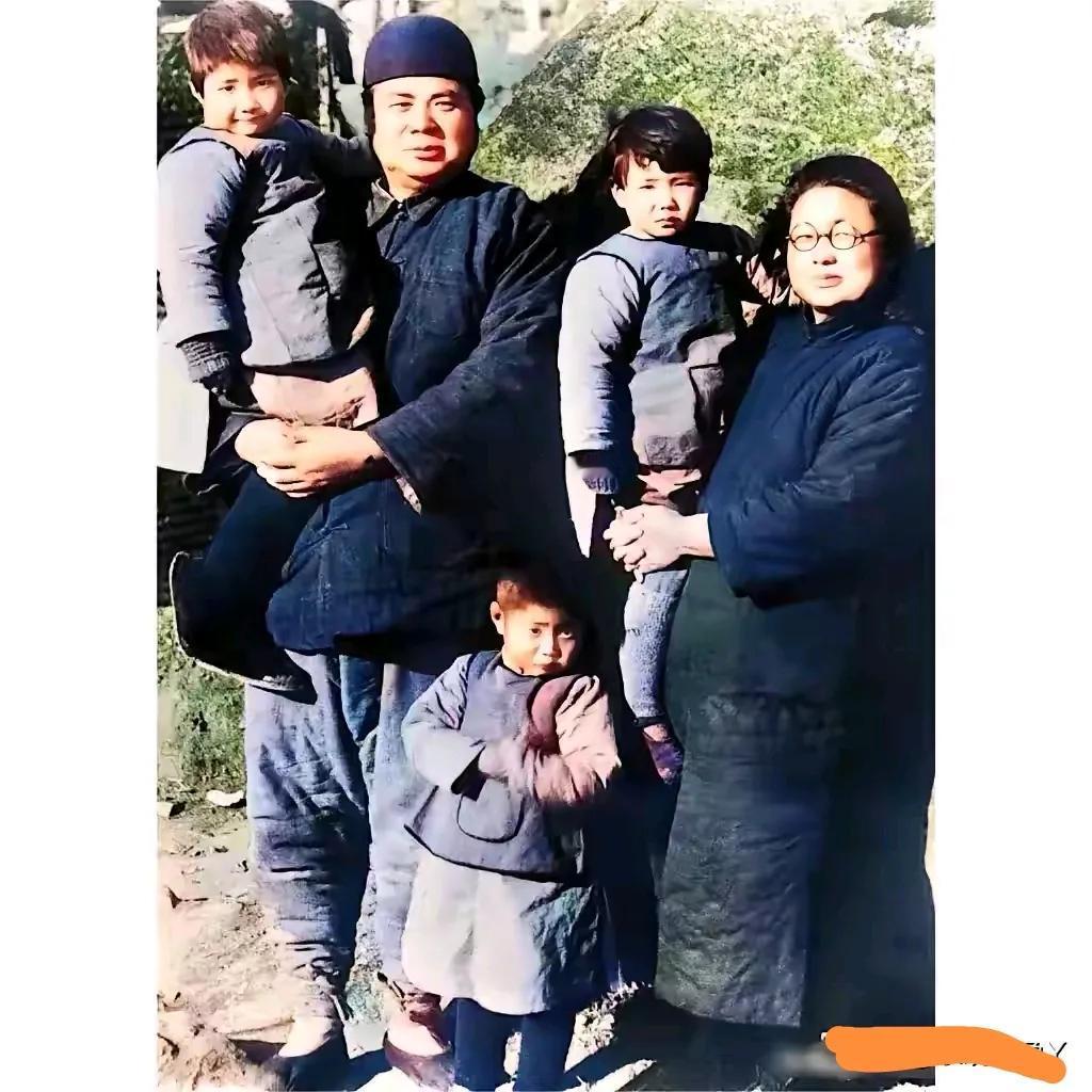 这是布衣将军冯布在上个世纪三十年代拍的一张全家福。布衣将军果然名不虚传，全家都穿
