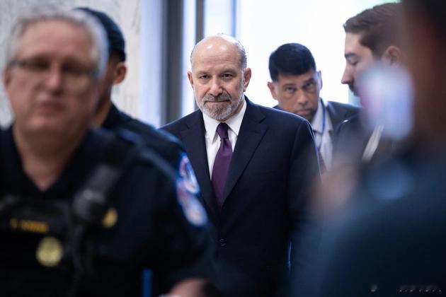 【卢特尼克私下警告高管们，可能对中国进口机器人采取行动】（政治报）据三位出席会议