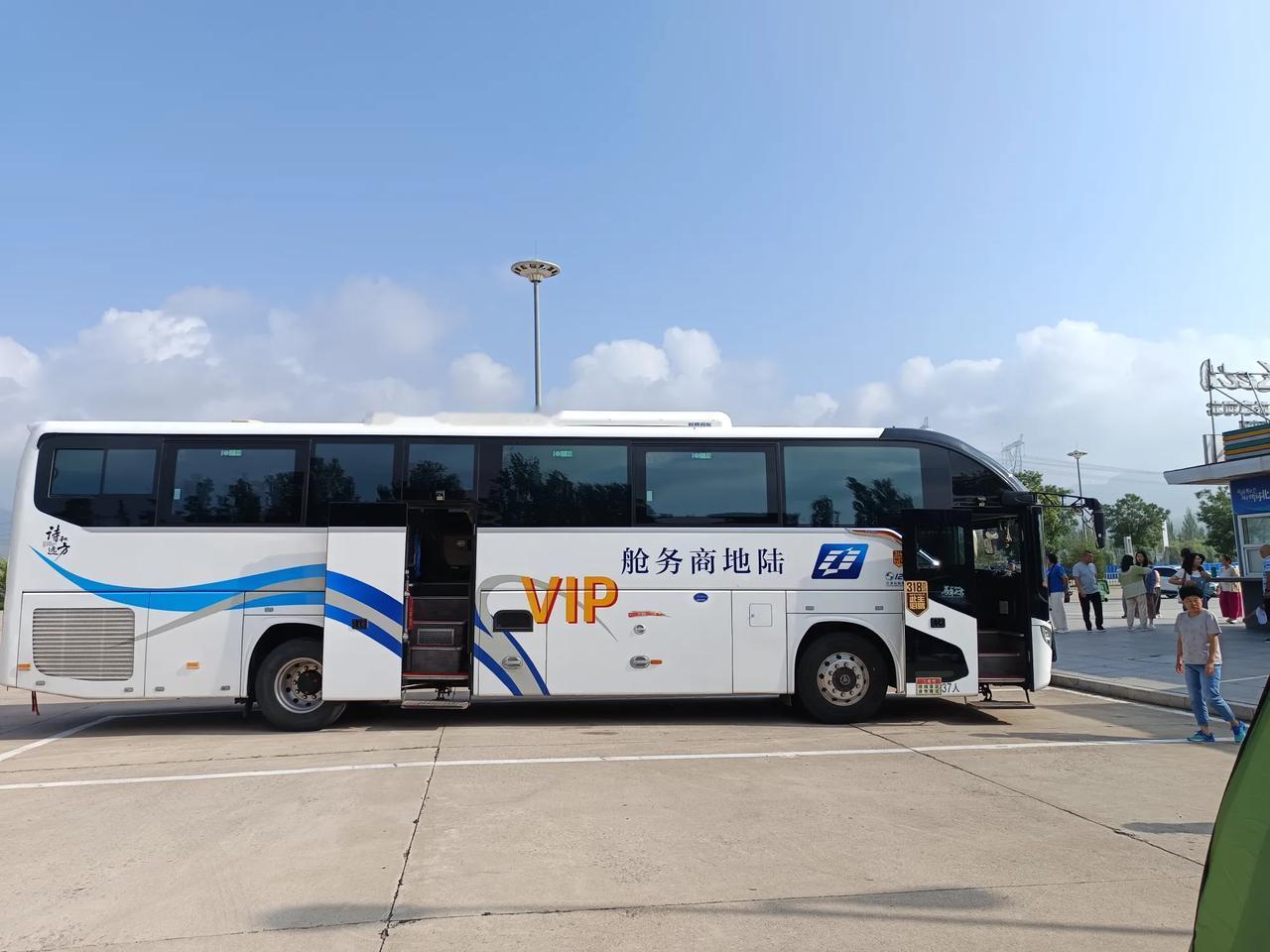 锡林郭勒行
中伏天的锡林郭勒，原是冲着那一句“天苍苍”来的。可这草原是谦逊的，没