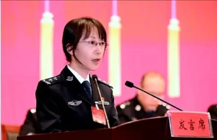 江苏警官学院^O^黄进院长 眸容温婉，神态若韶年稚姝，眉目盈盈，自有清...