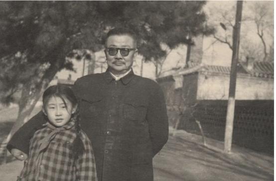 1951年，就朝鲜战争谈判问题，美方派出了五名谈判专家，正当中方为派谁去谈判而苦