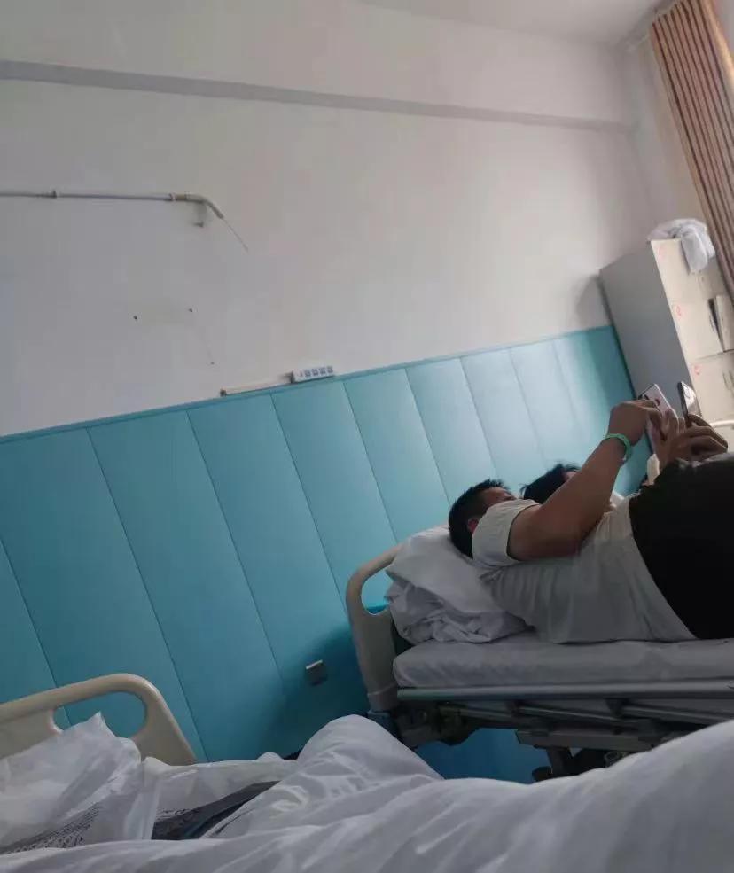 这世上真的有恩爱情深的夫妻吗?
我一直不相信夫妻之间会有多深的感情，大家无非就是