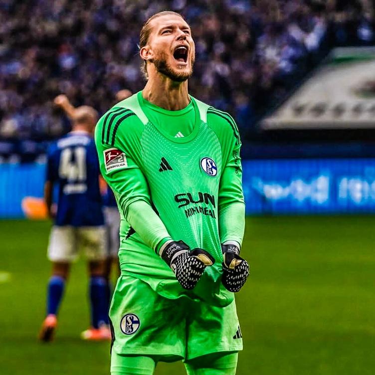 谁还记得这个失意的门将。
本赛季德乙联赛中，卡里乌斯保持着最多的零封场次！目前已