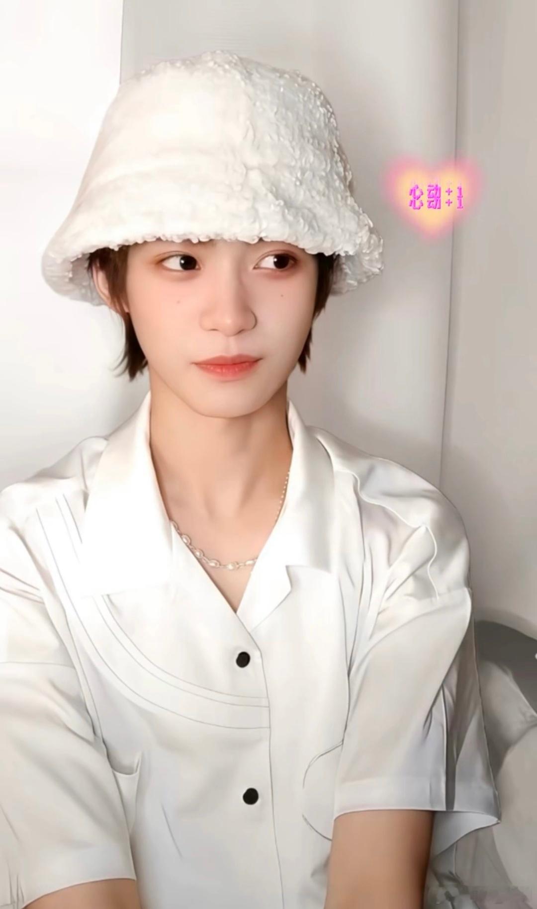 第一眼以为是哪个大家闺秀，划过去总感觉不对劲，再划回来一看，是妈咪