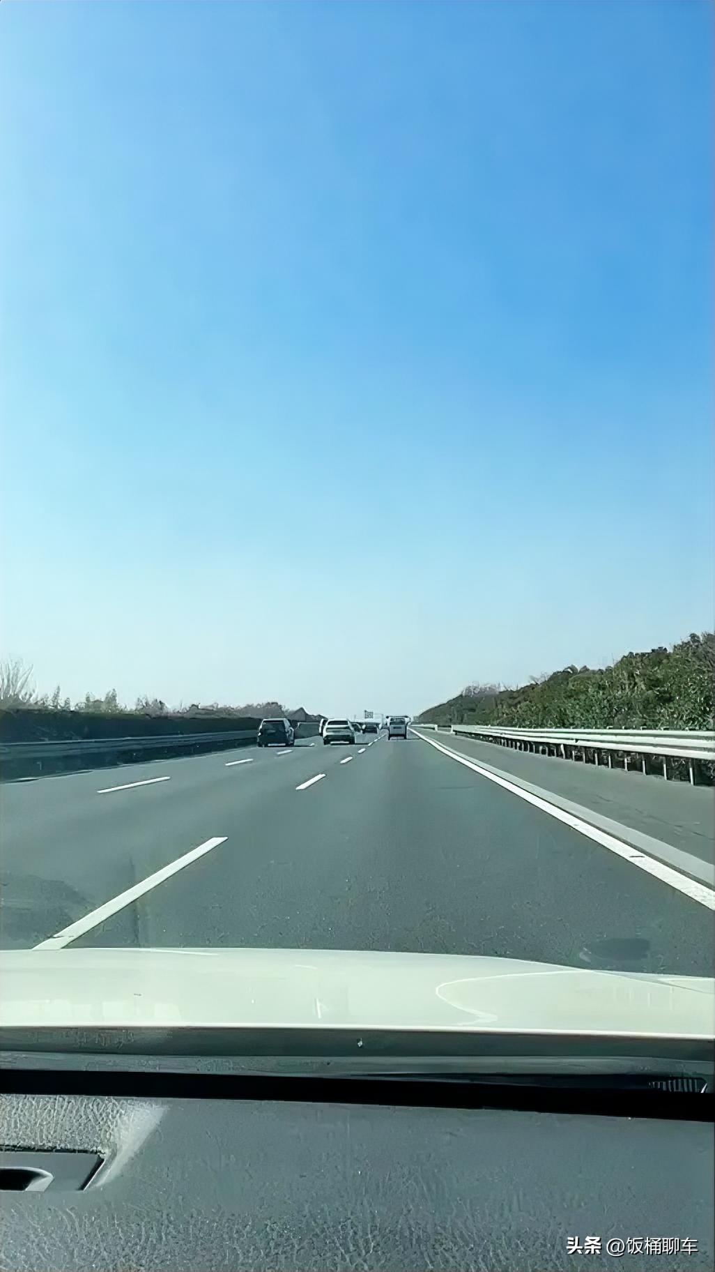 很多人察觉到，如今人们开车普遍速度不快。无论是高速、国道、高架桥、环海路，还是乡