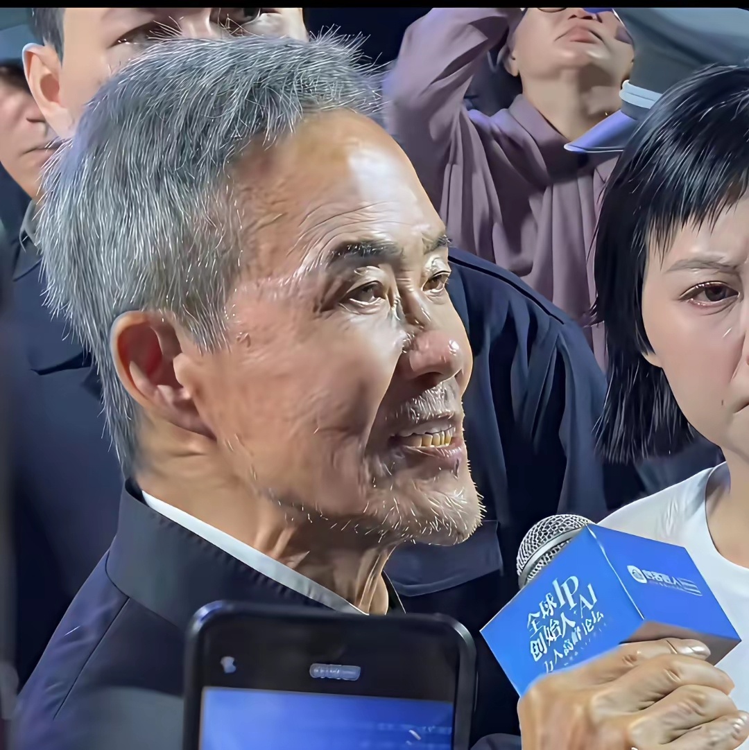 看到王石参加活动的这两张照片，不知道是谁抓拍的。