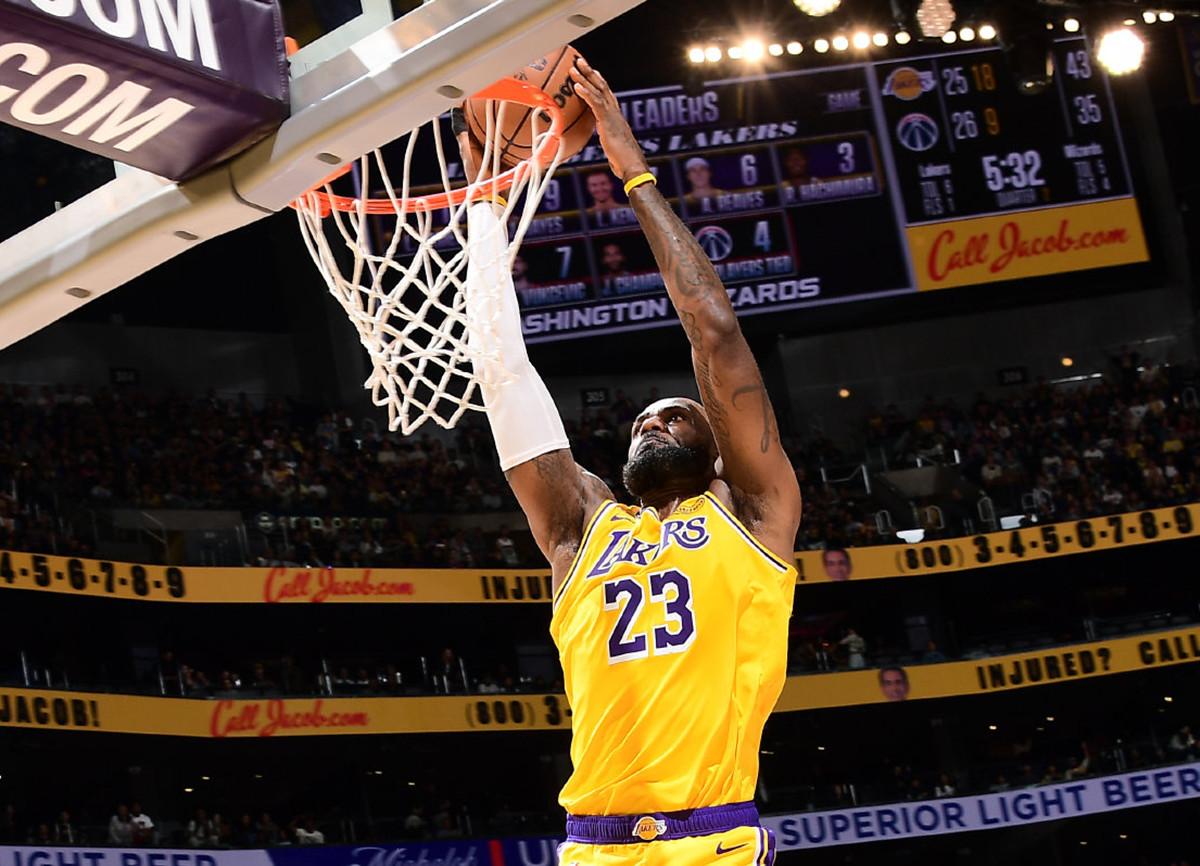 詹姆斯创季后赛生涯新纪录！
北京时间4月19日，湖人与火箭的季后赛首节战罢，詹姆