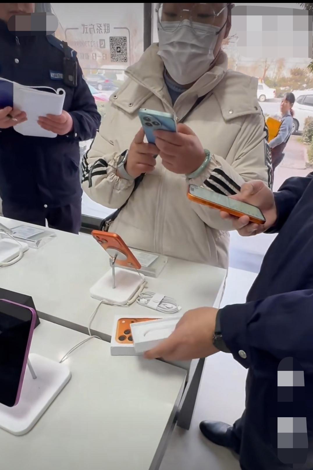 1月1日，河南周口。一女子在非正规渠道购买iPhone17，到手机店让店主帮忙激