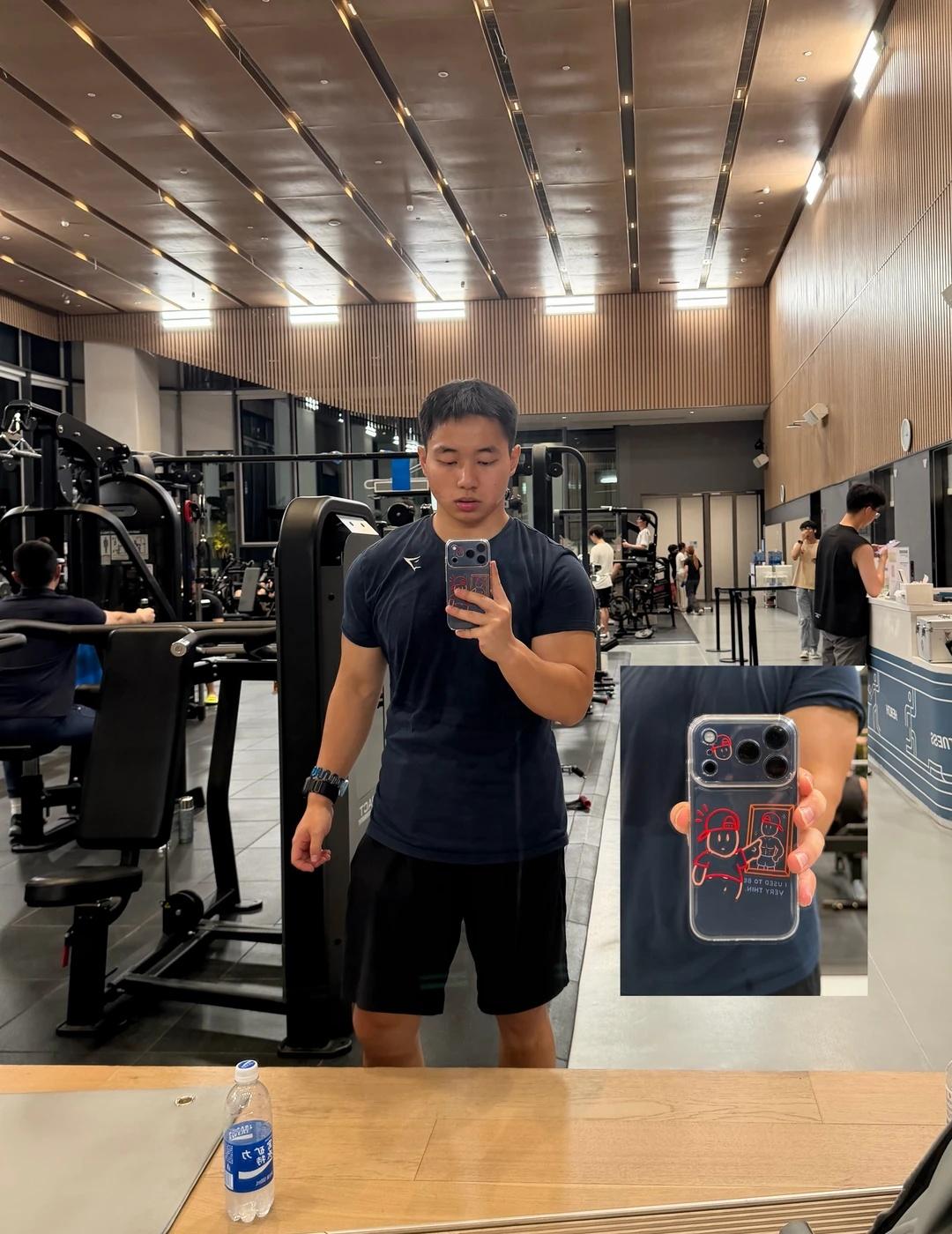 新手机壳完全本人
见人不如健身 介绍一个小哥哥 全包手机壳
喜欢一些对镜拍