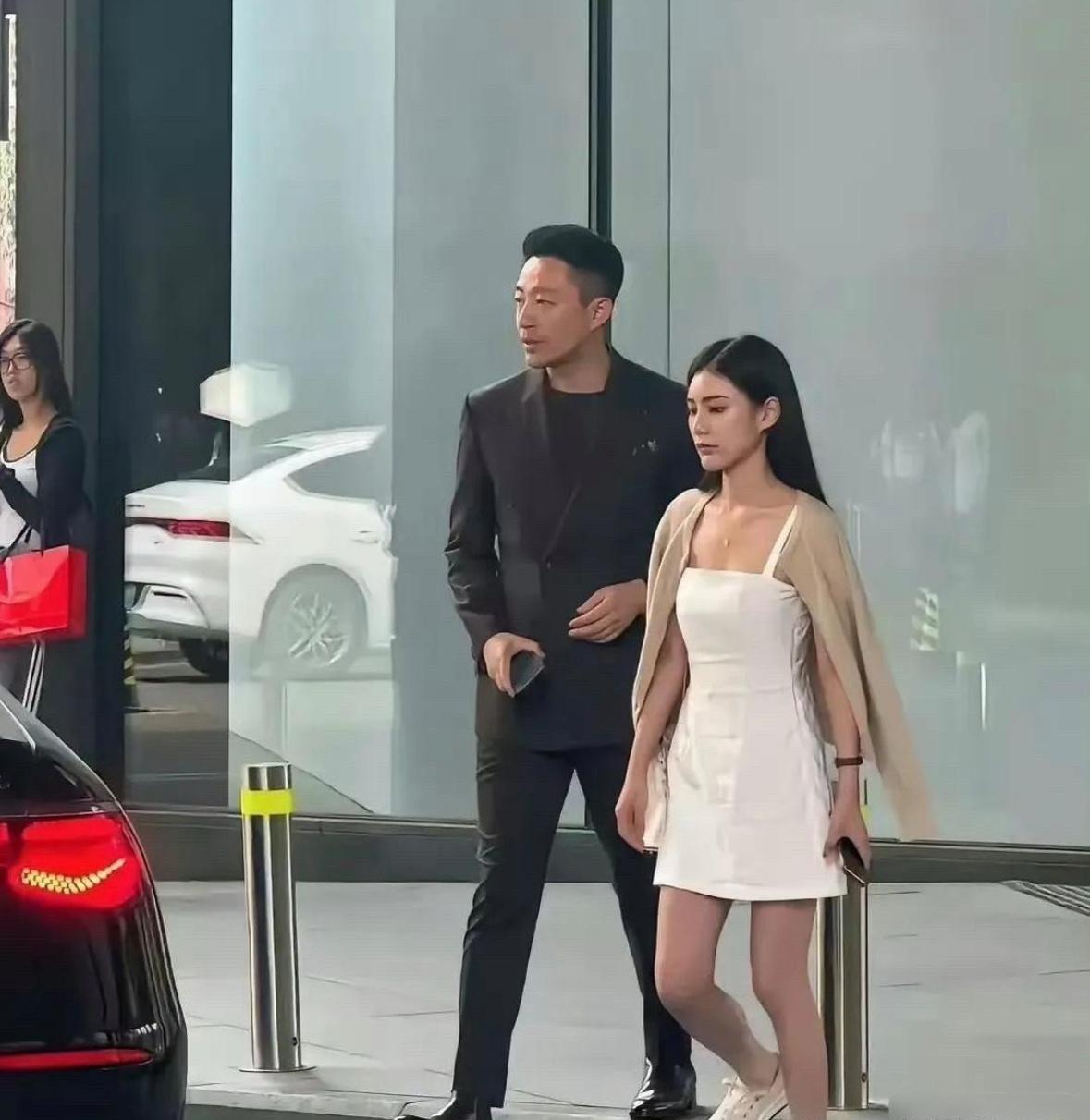 感觉是要的包包没给买，又在发脾气 