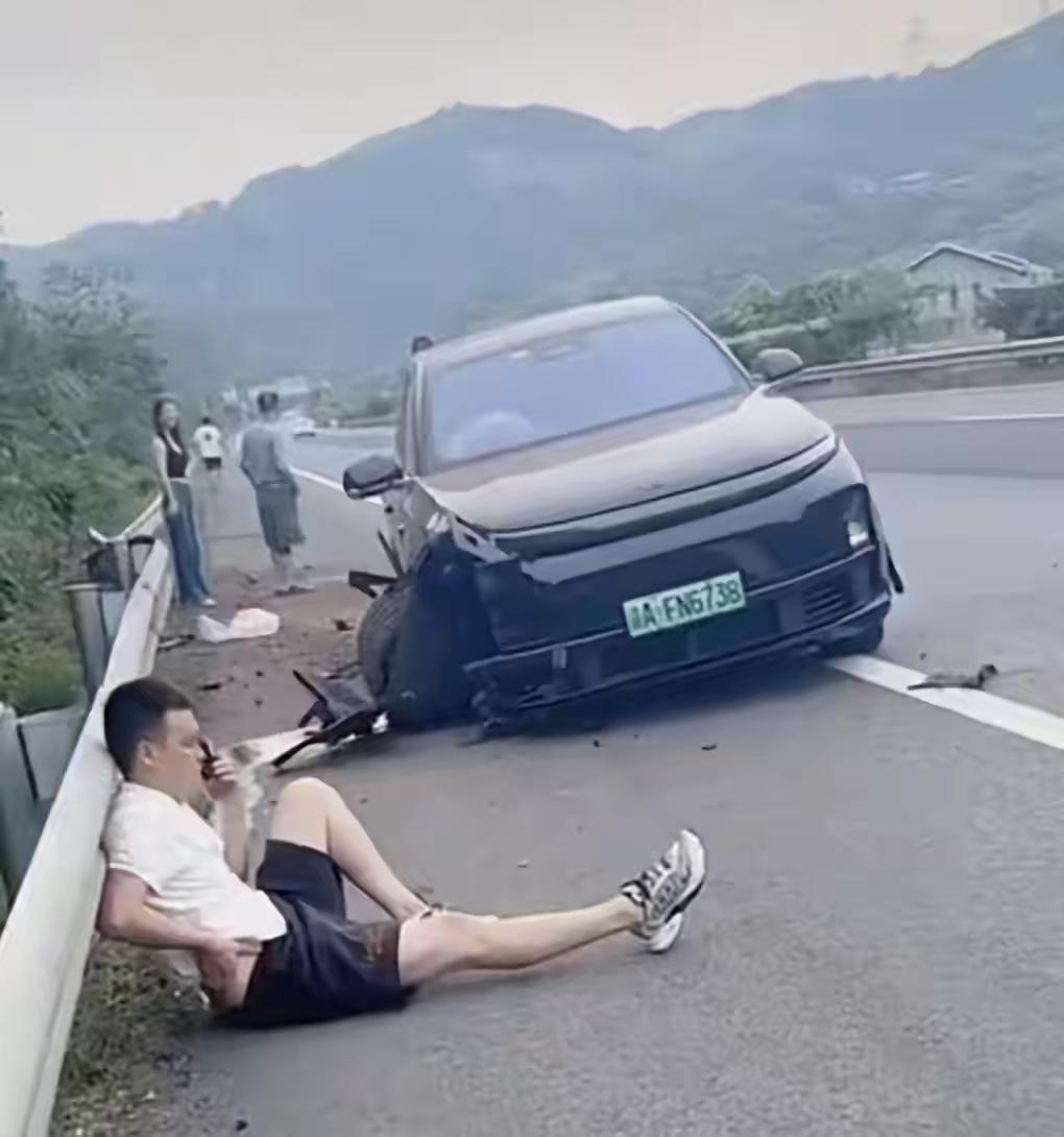这就是传说中的崴脚吗？如果这个照片是真的，这款车是什么牌子？我有没有权利知道？