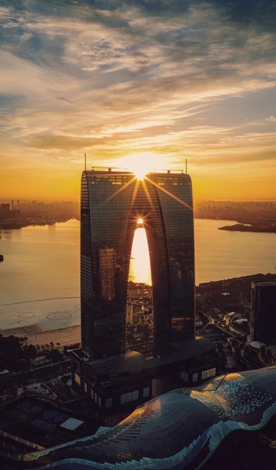 来张大裤衩的全屏日出
两个太阳的见过吗金鸡湖