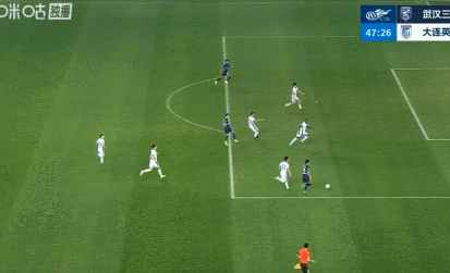 下半场又扩大比分！武汉三镇3比1大连英博。
大连英博怎么啦？上半场最后靠点球把比