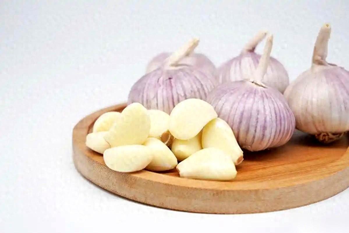 你猜怎么着，那个被你嫌弃有味儿、天天扔进油锅里爆香的大蒜，可能才是控糖界真正的“