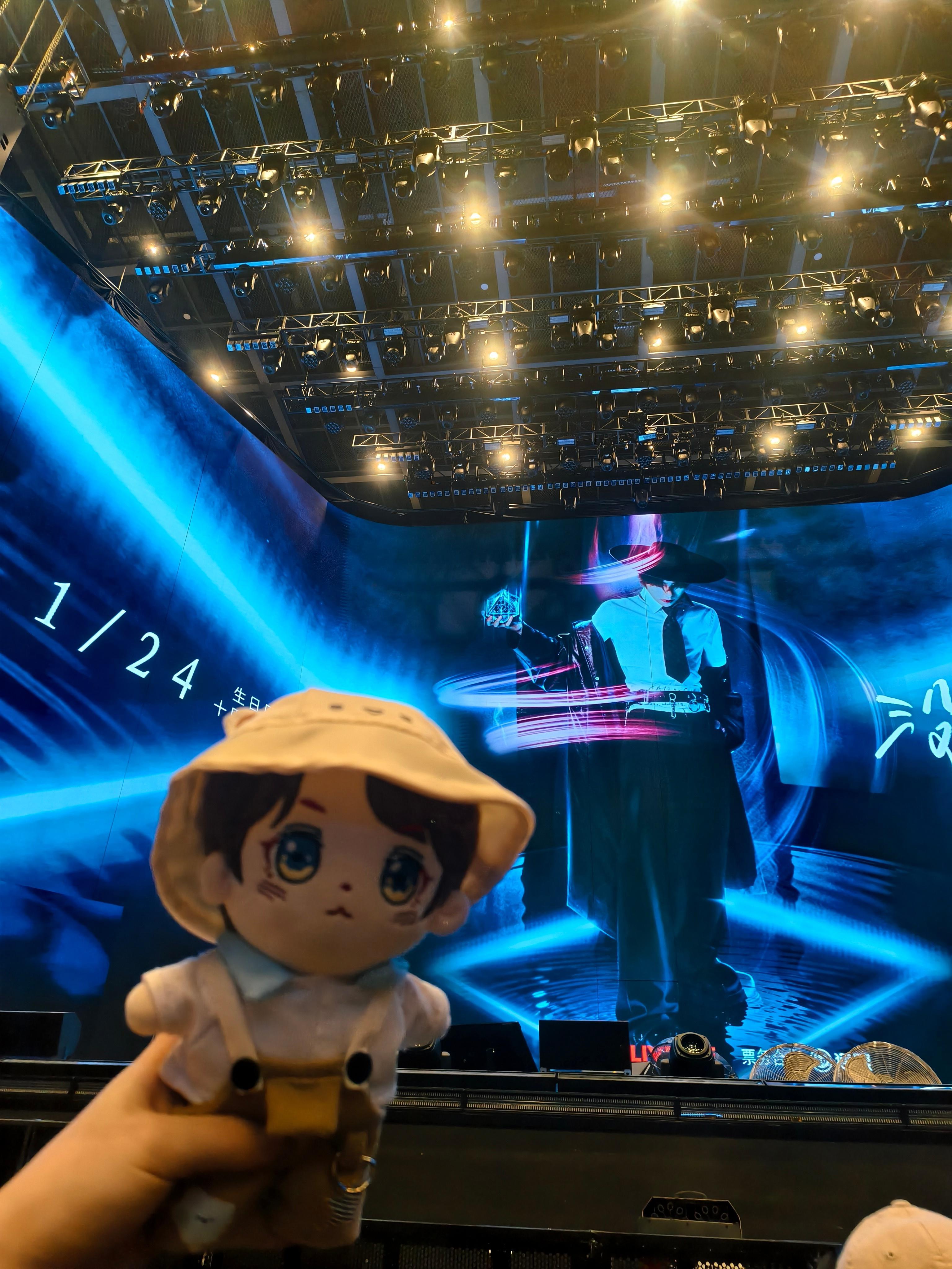 肖宇梁 带花花来看爸爸演出喽 好棒的舞台 一整个期待住了超友趣嗨玩局肖宇梁十周年