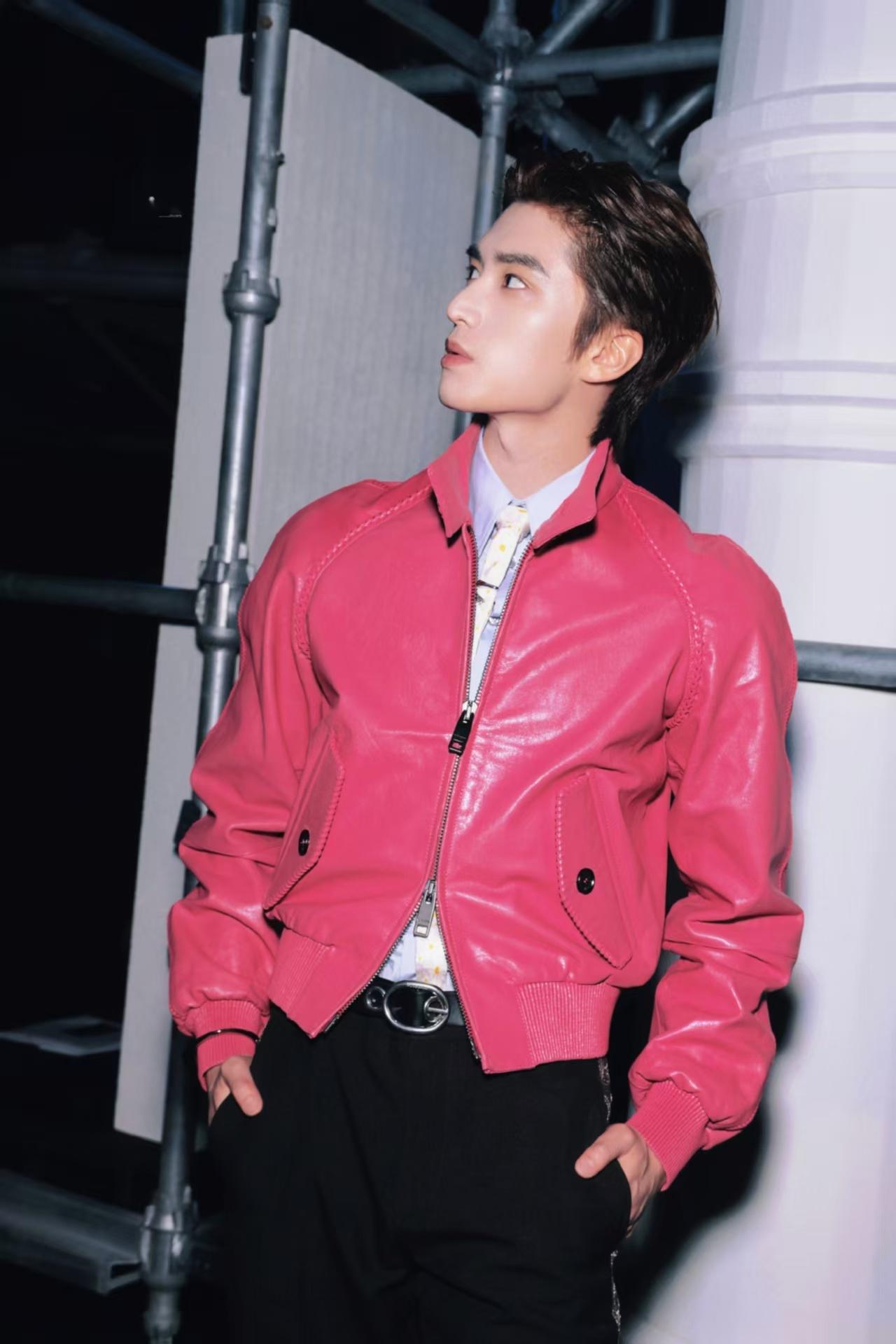 伦敦时装周救命！张康乐粉皮衣造型太绝了！伦敦时装周Burberry秀场，浓颜系帅