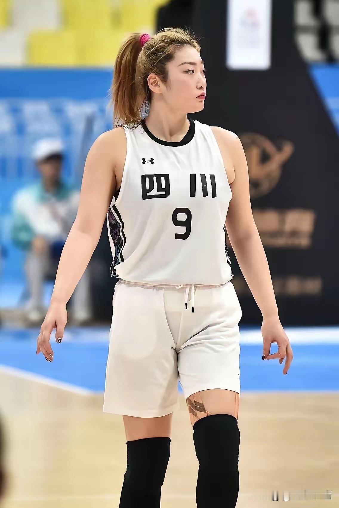 李梦远赴海外打球绝对弊大于利！因为她这些年在国内的人际关系，商业代言，个人IP都