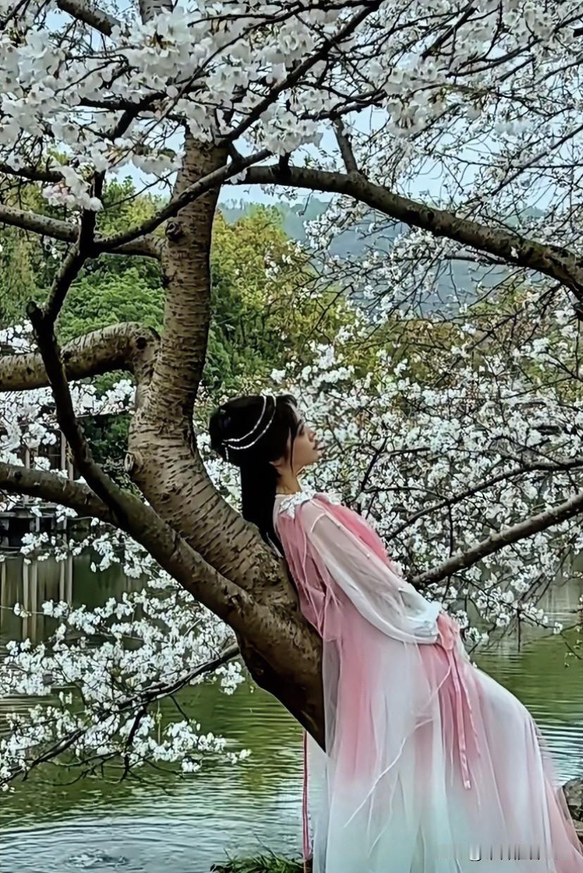 树丛花木间
和风送清凉
春末夏日始
荫下着短装
原创五律分享