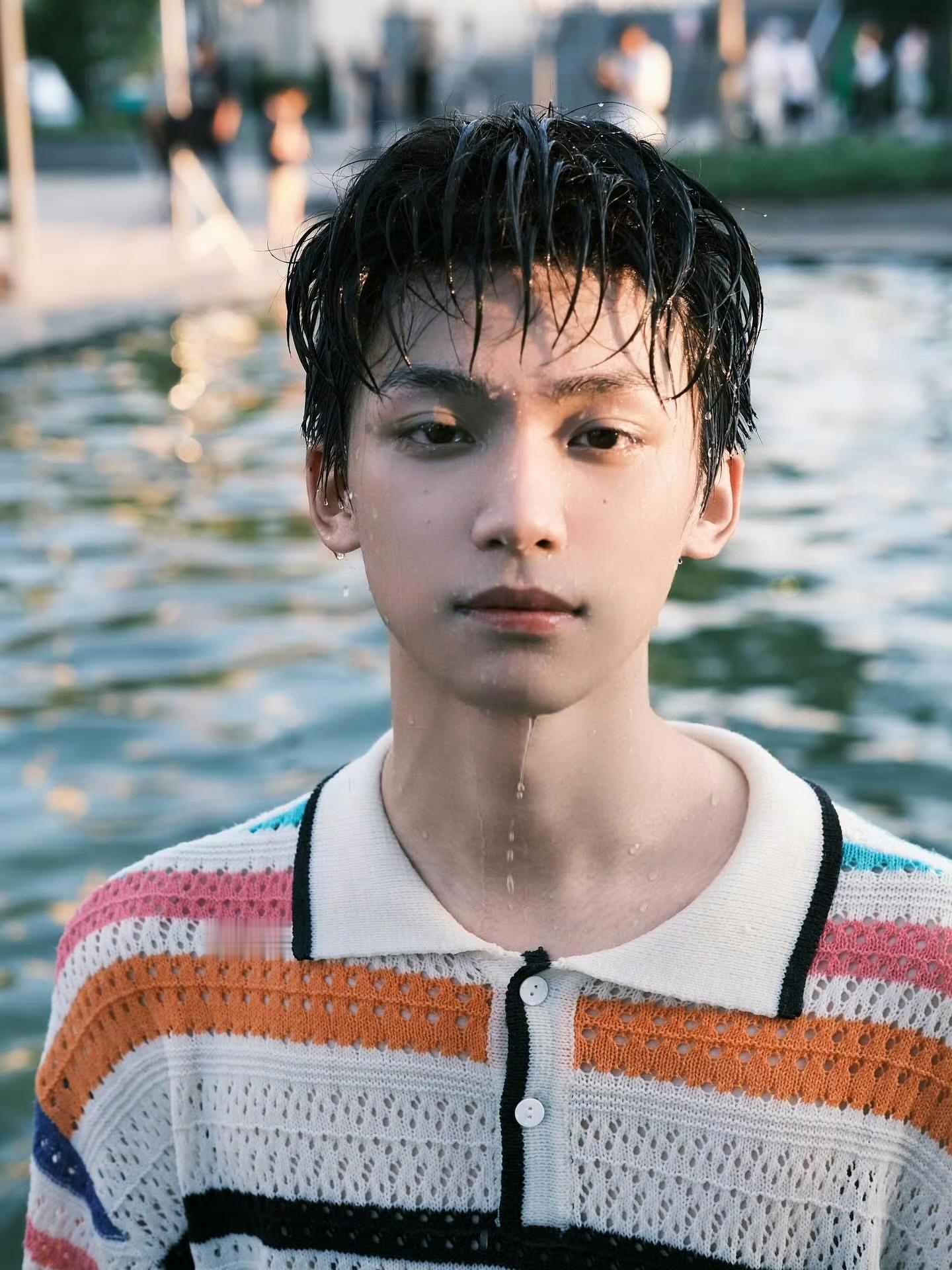 zy 都来看看瑞鹤ins发的朋朋帅照吧打水仗的朋朋期待一组湿身照