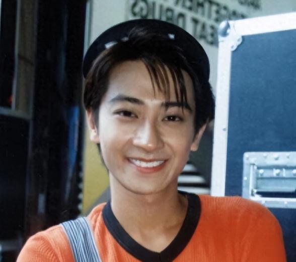 1997年，酒井法子主动约会她暗恋的孙耀威，还把他介绍给妈妈。酒井法子妈妈也很满