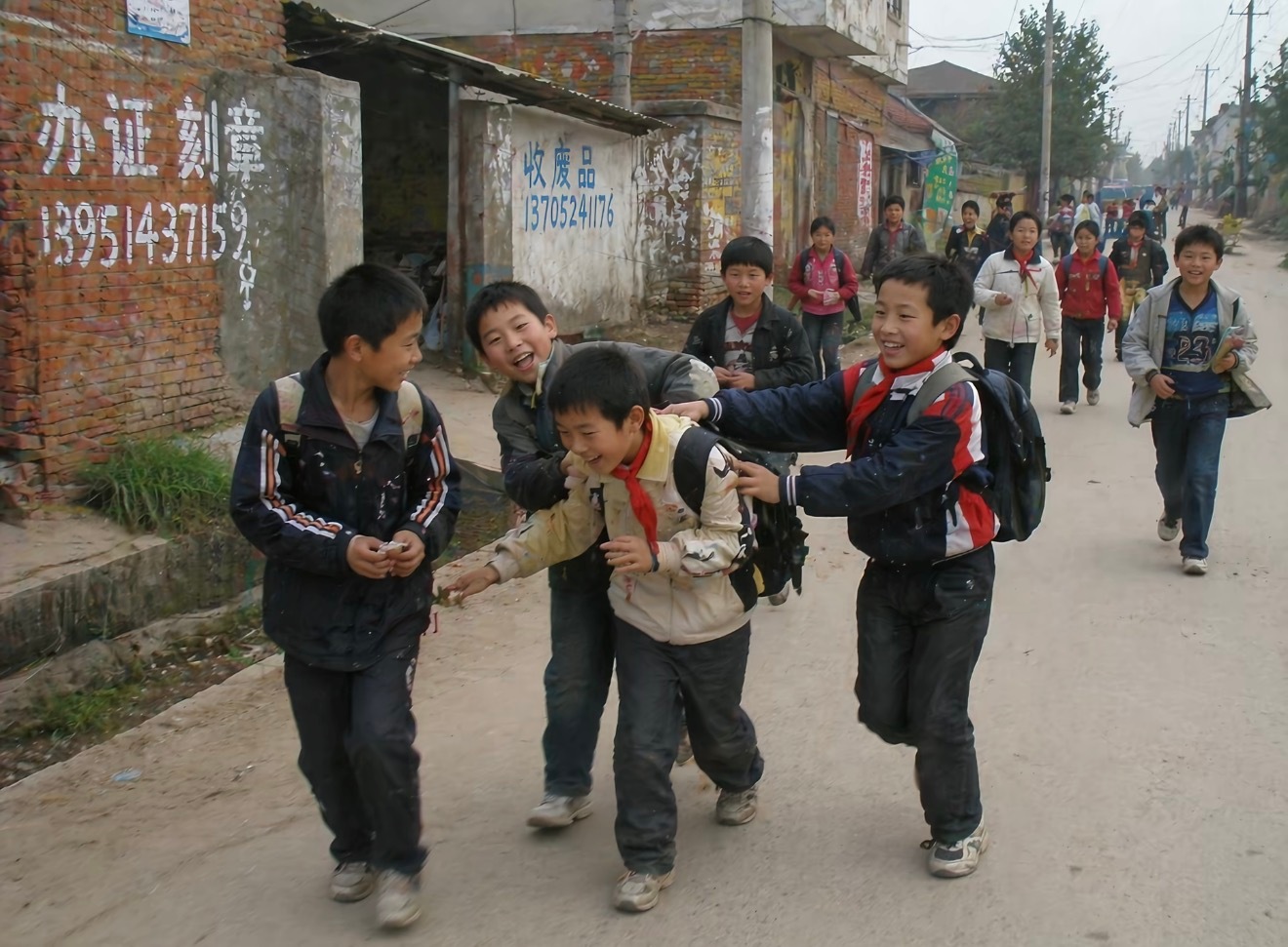 AI现在都已经到那种需要放大看细节才能辨别真假的程度了这个是手指明显可以看出感觉