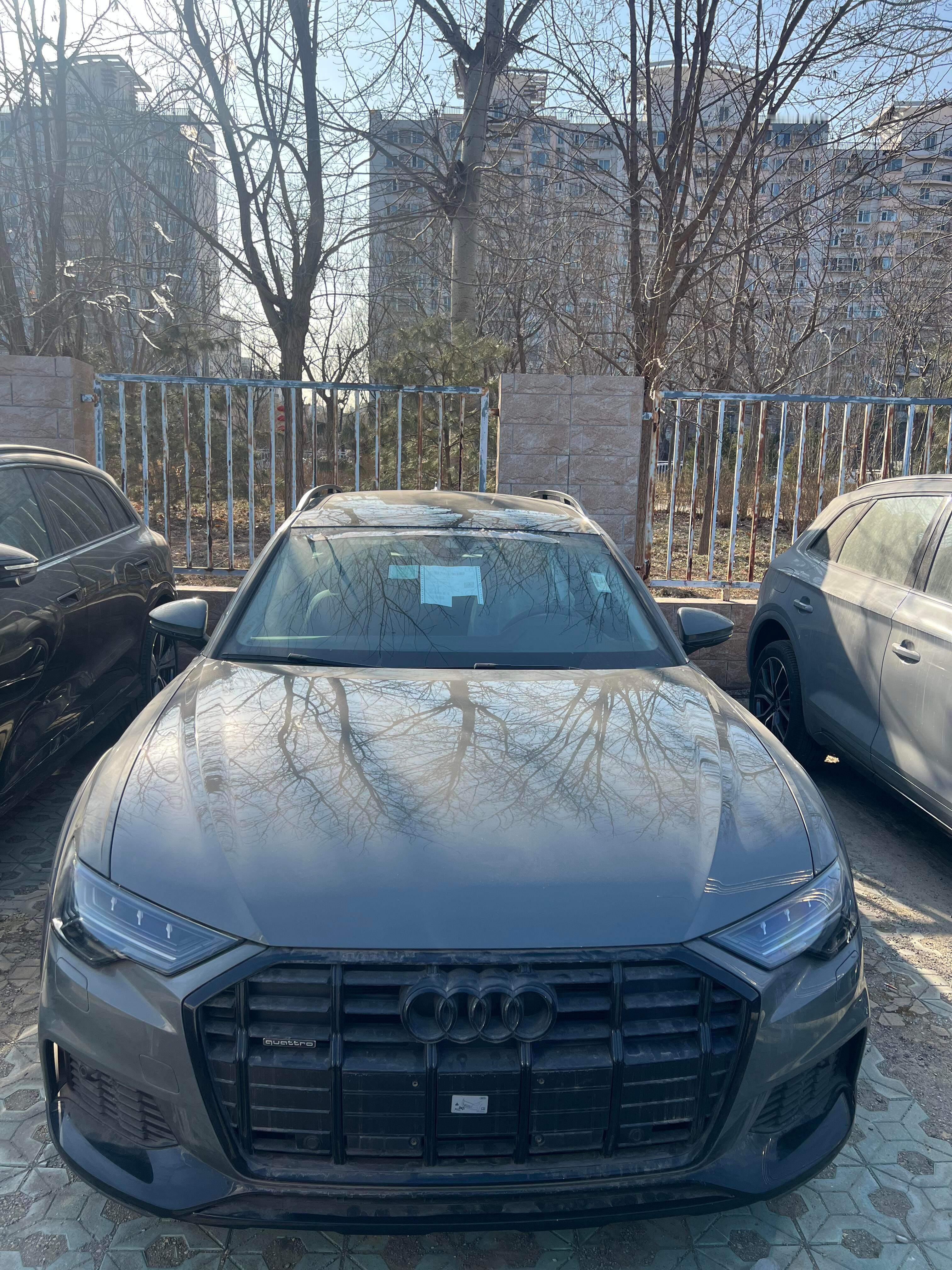 两台配置较高的A6allroad星辰灰指导价624800优惠完裸车价44万选配: