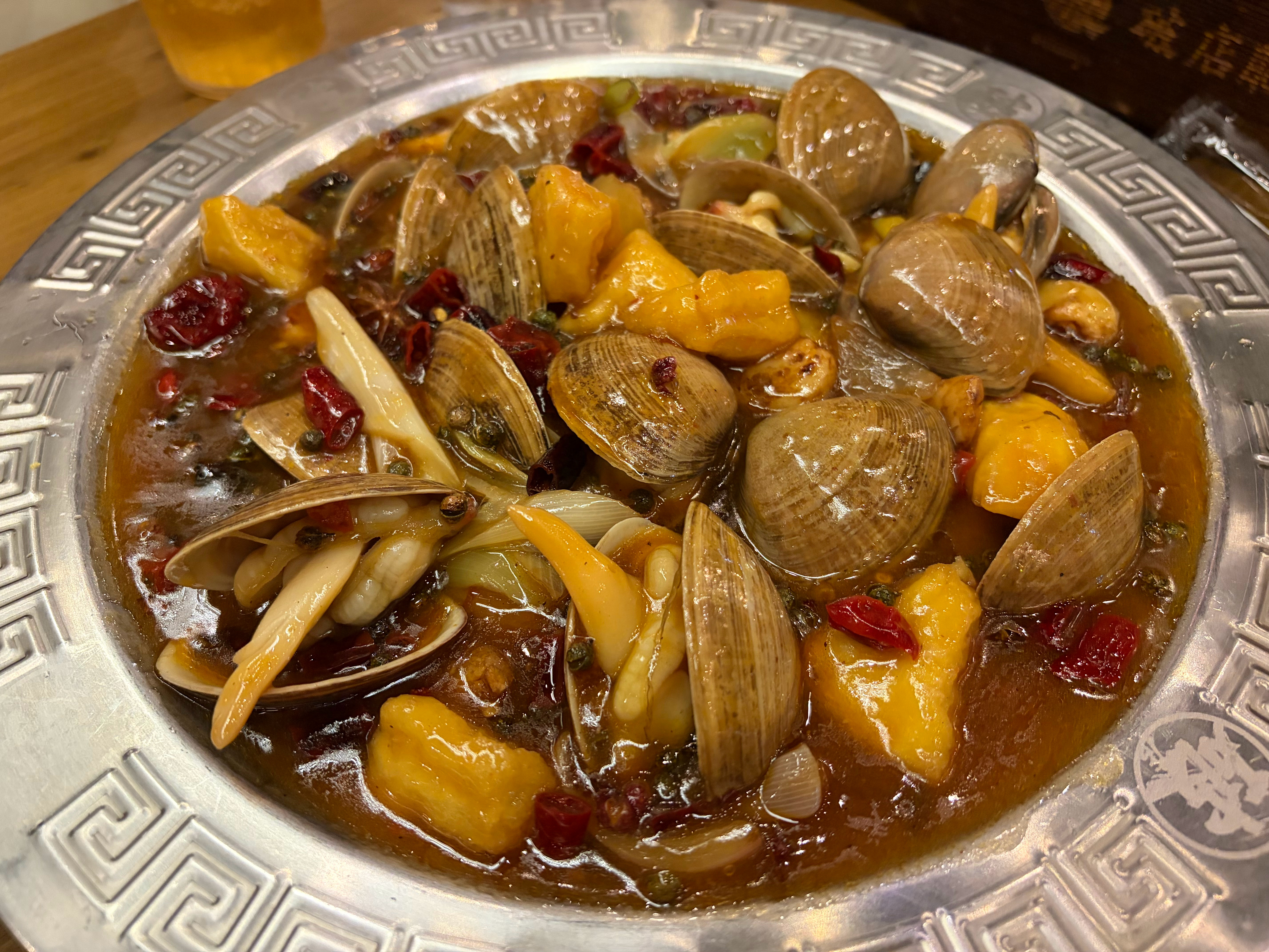 今日正餐是横膈膜加厚切牛舌加牛肚加白饭宵夜是东北肥蛤年纪大了，这年头几杯啤酒都能