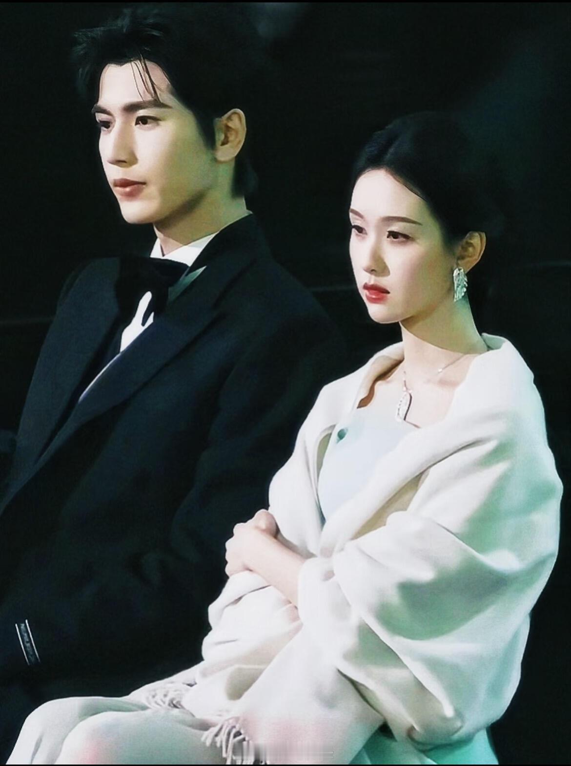 把这俩安排坐一起，明显陈都灵就一脸不高兴了，腾讯你真是好事做尽啊！ 