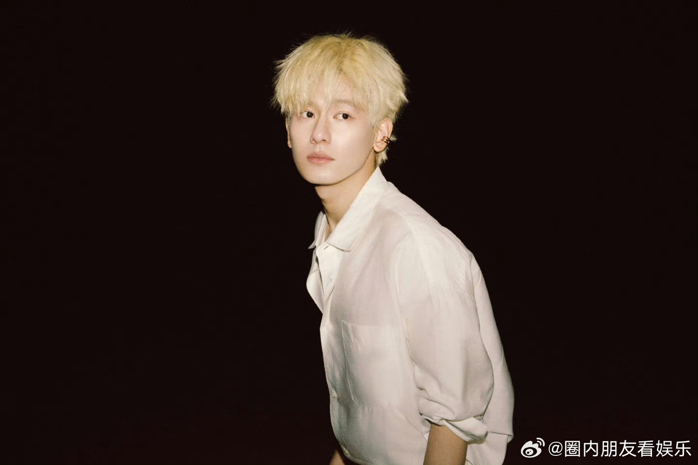 胡先煦金发帅得我有心事了绝美海边写真刷屏全网，金发搭配月色温柔出圈，捧花造型纯粹