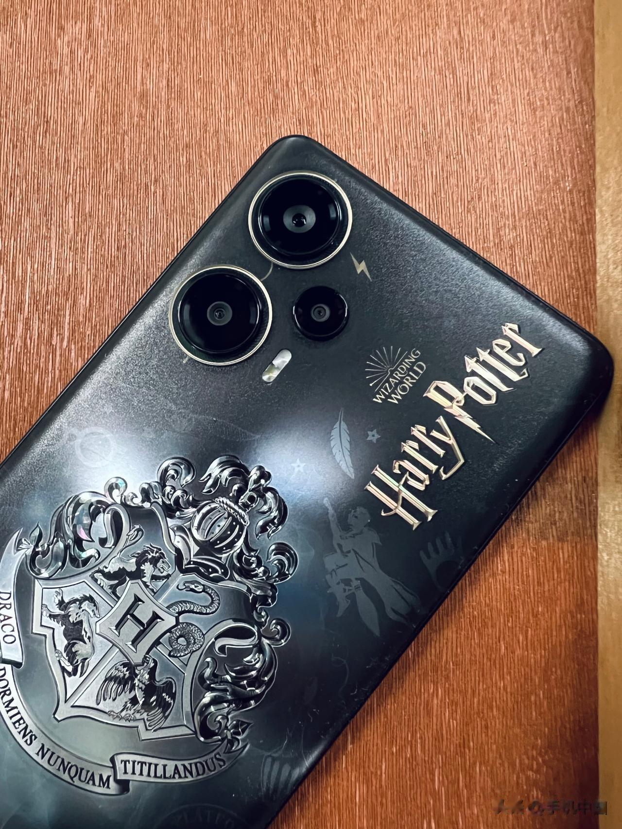 红米Note 12 Turbo哈利波特版，最喜欢的一款联名手机之一，拿出来拍拍照