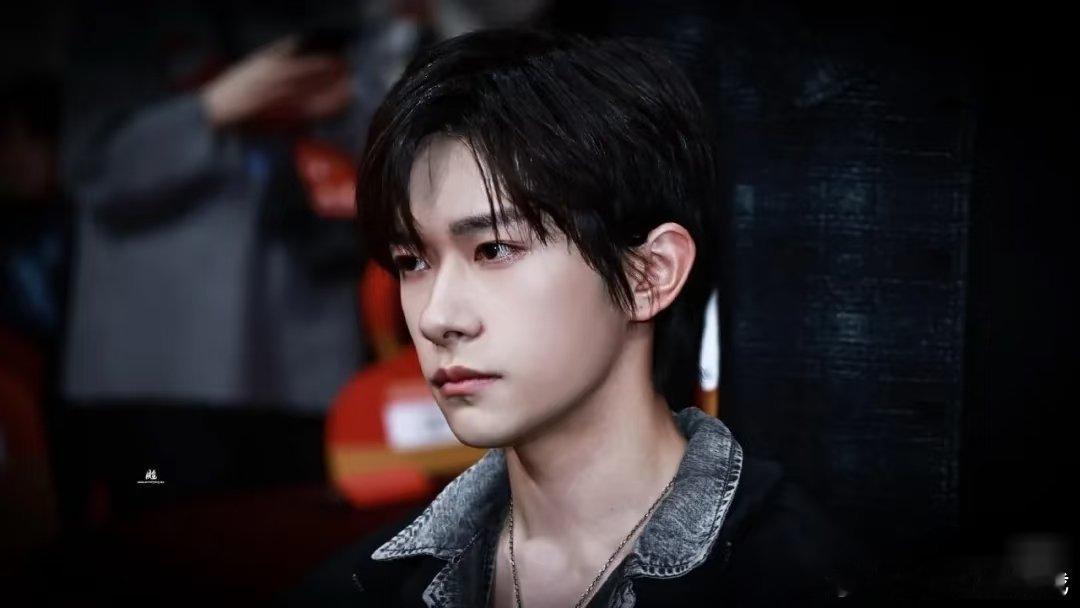 家人们这次好像是真的，千玺打耳洞了会不会是因为正在拍的这个角色呀易烊千玺打耳洞了