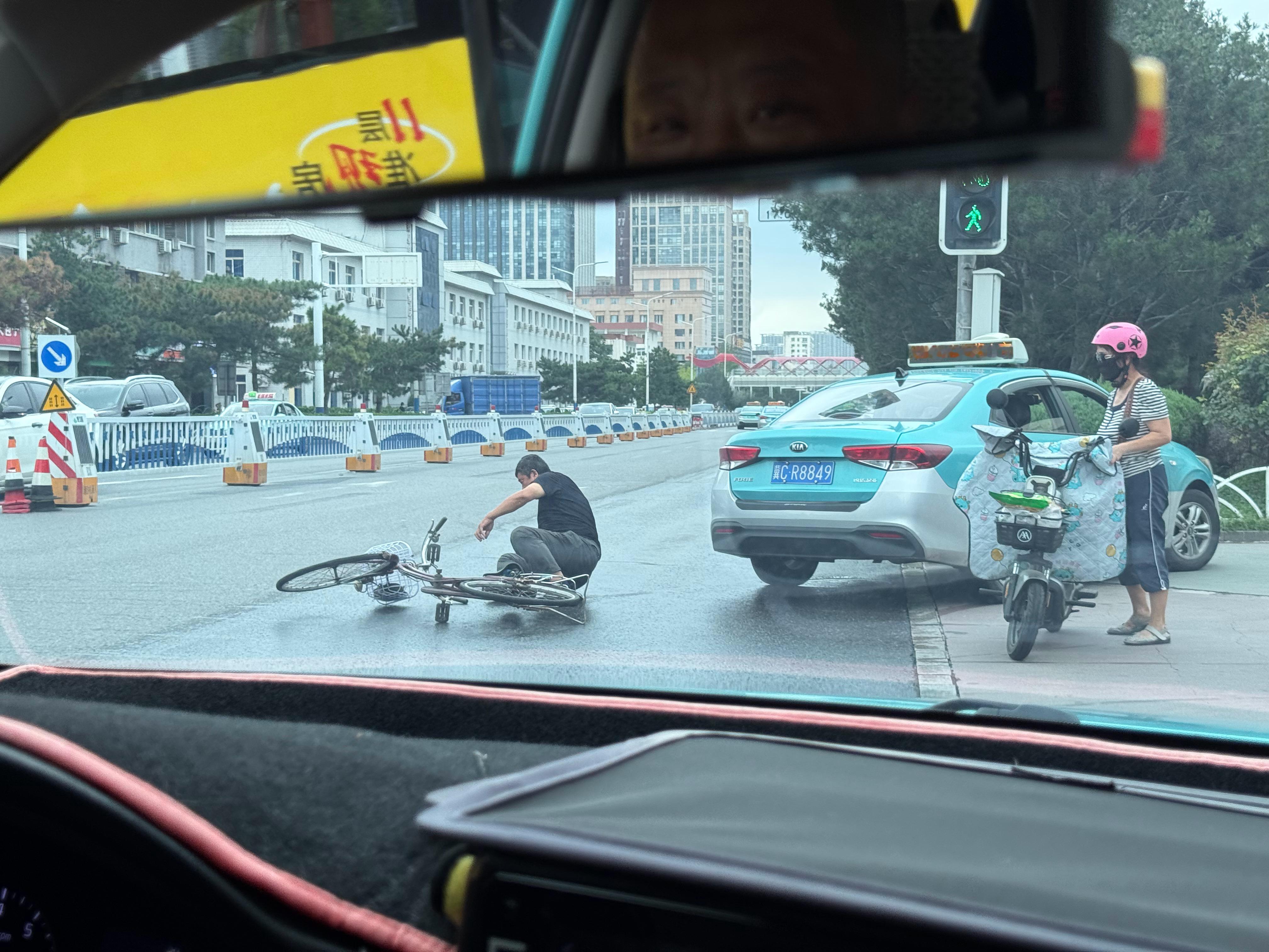 早上亲眼目睹一场车祸，好在人没事。大家出门一定不要闯红灯，很多车祸都是由闯红灯造