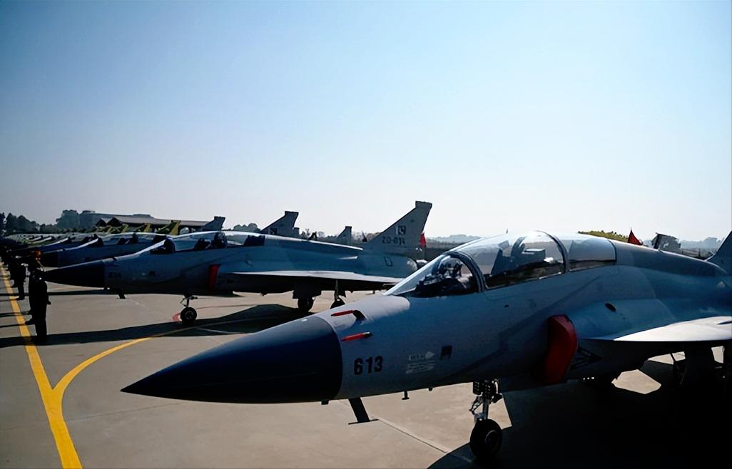 巴基斯坦造的“枭龙”战机彻底火了，成了军贸市场上的香饽饽，伊拉克、沙特、印尼等好