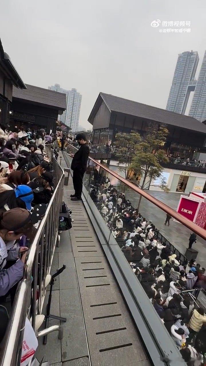 救命，看到邓为周也成都人气这么火爆，活动现场的粉丝们，真的是太疯狂，太上头了！ 