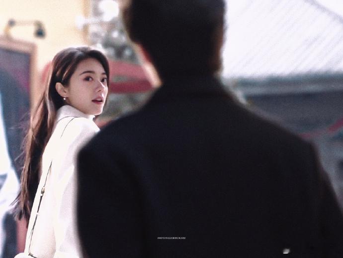 赵小童吃席都在看骄阳似我 谁能拒绝《骄阳似我》啊，连赵小童都忍不住在吃席的时候追