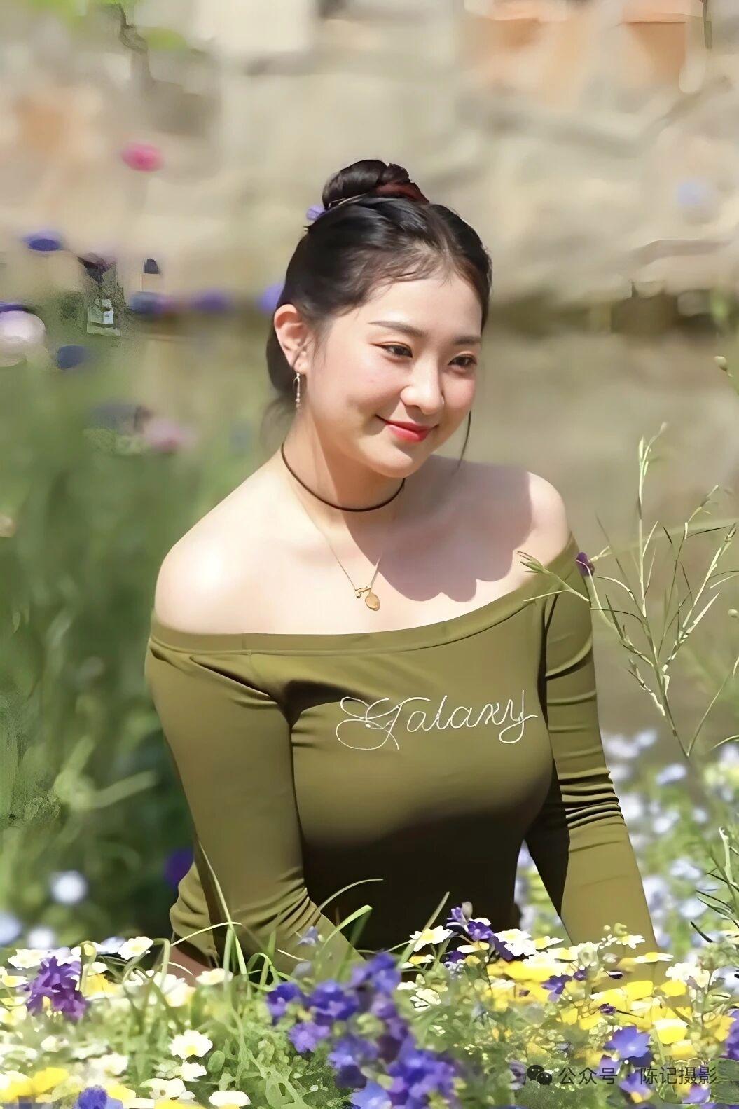 很多美女愿意做足浴技师，原因挺现实。不少美女学历不高，进工厂只能做流水线普工，工