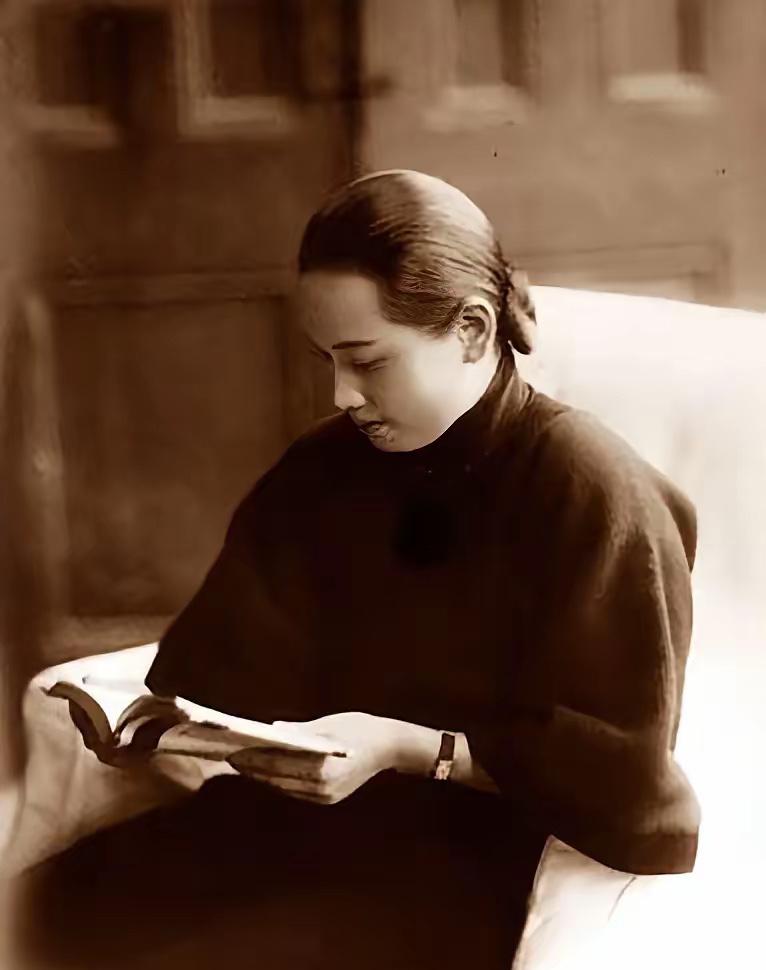 不喜欢请划走，没有人不缅怀宋庆龄先生，她是国际公认的二十世纪最伟大的女性之一，周