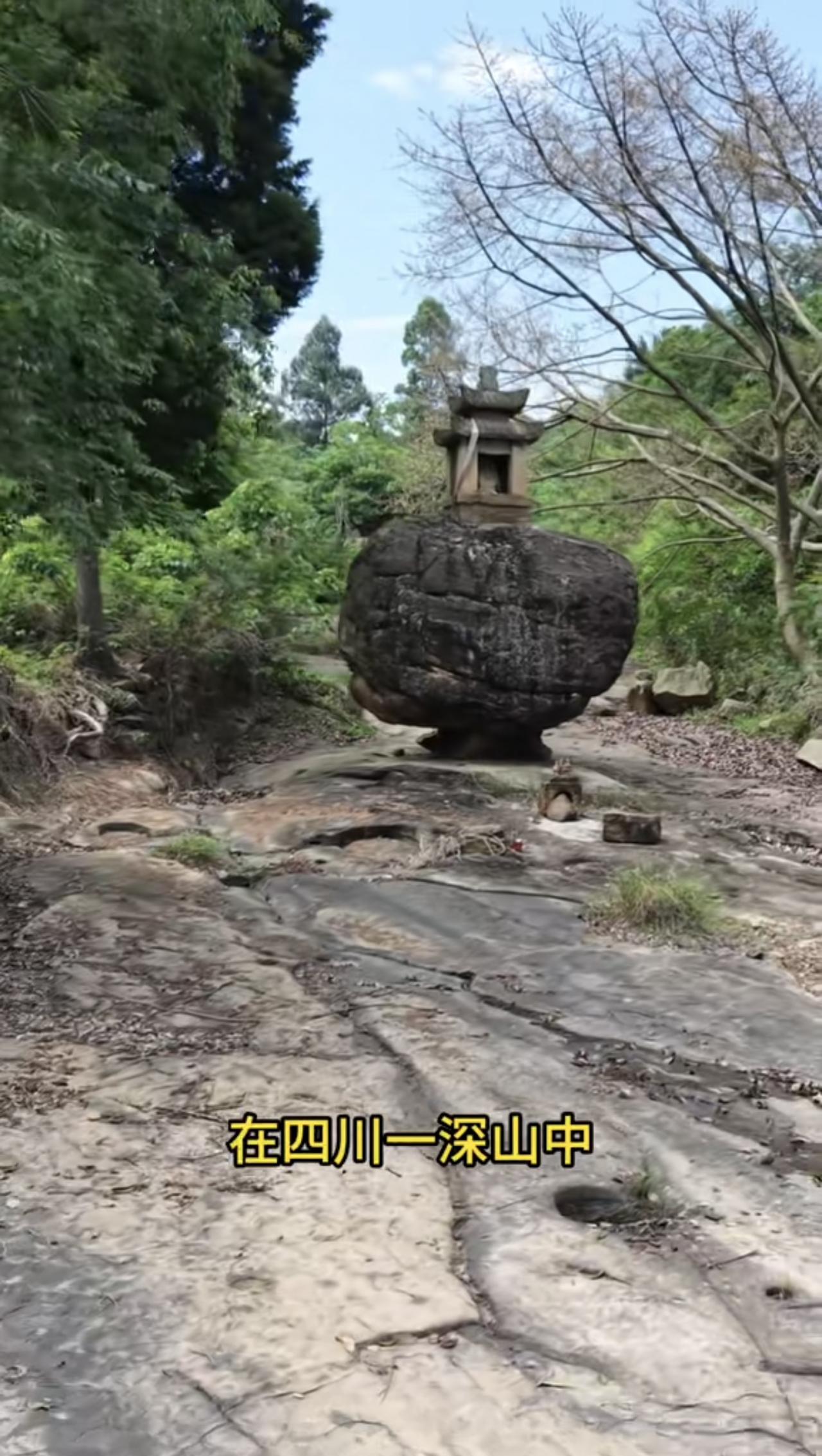 在四川一深山中，竟然藏着这样一座石头，大水冲不倒，大风也刮不倒，就这样直直的矗立