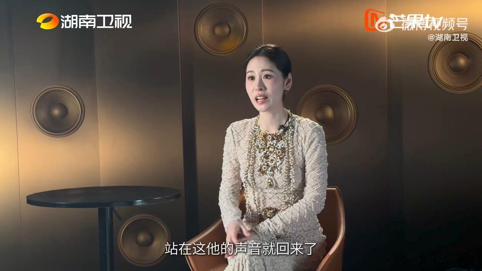 张碧晨曝何炅主持歌手前失声何炅曾登台前失声张碧晨说的这件事看得人鼻酸，登台前彻底